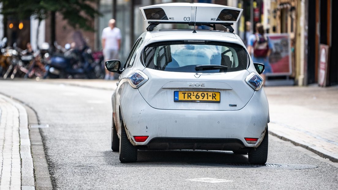 Een auto van de gemeente Groningen voert parkeercontroles uit