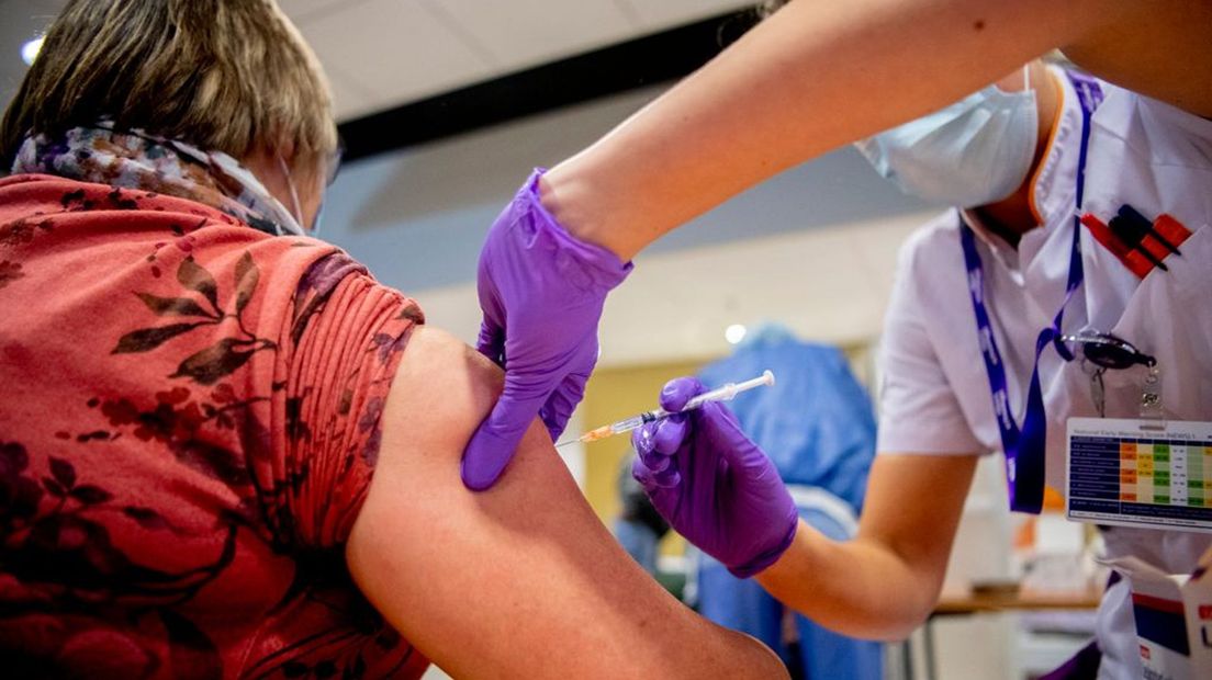 Een vrouw wordt gevaccineerd tegen het coronavirus.