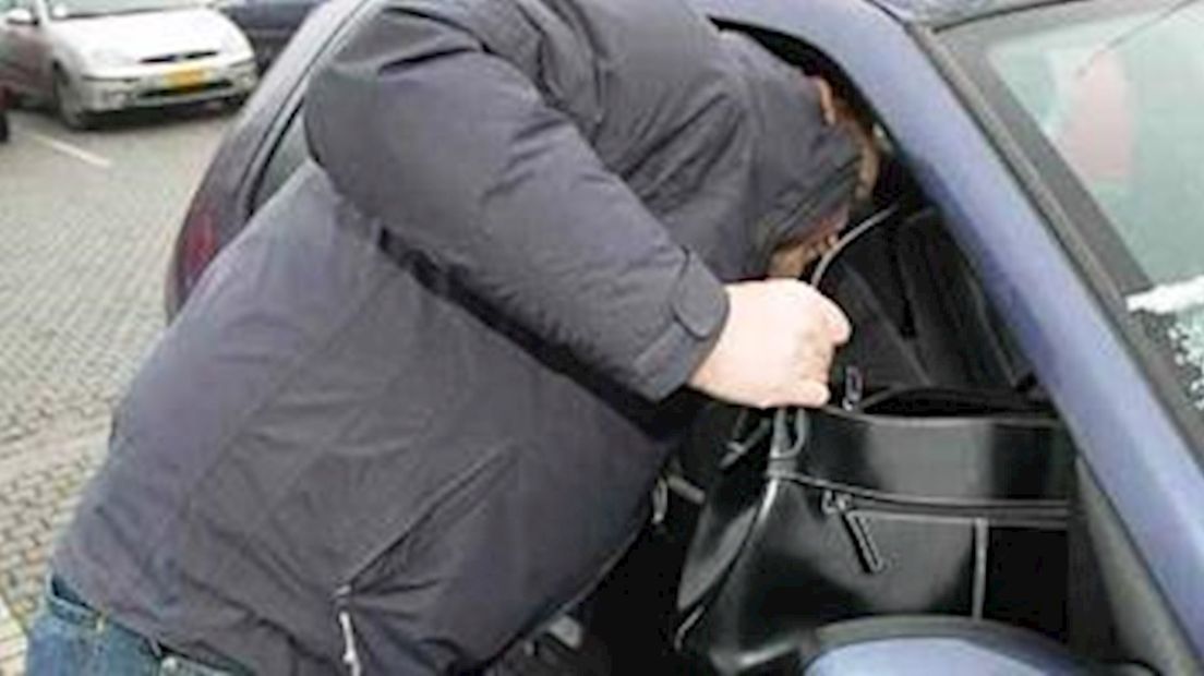 Eigenaar auto pakt dief in Enschede