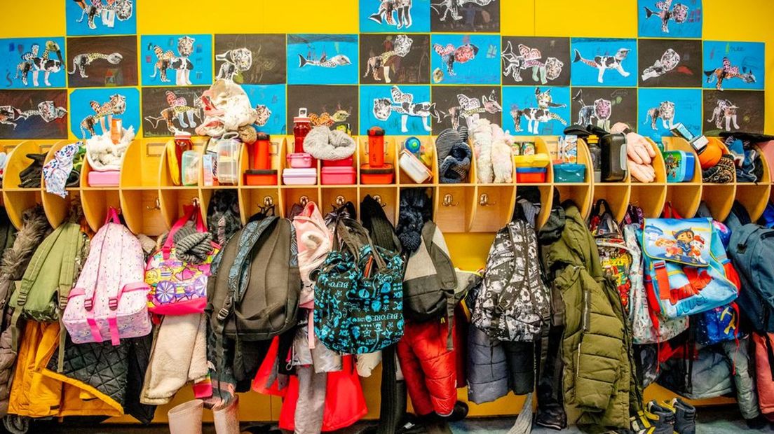 Het OMT heeft het kabinet geadviseerd het hele onderwijs open te houden, meldt de NOS.
