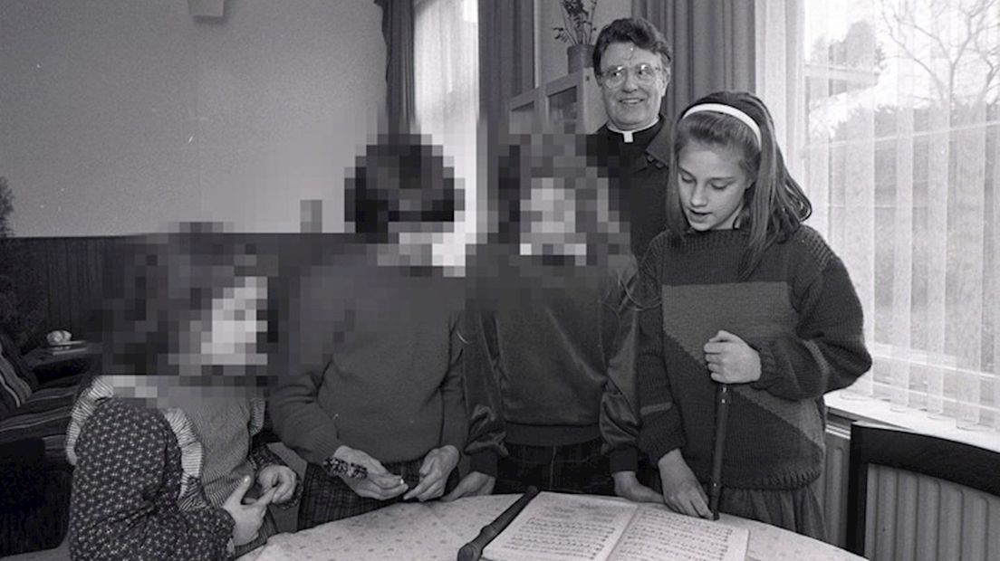 Hannelore met achter zich "De Profeet"