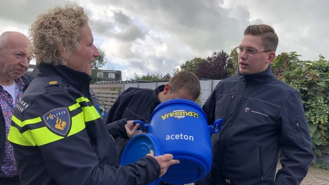 Handhavers van de gemeente Bronckhorst ruiken aan de geur van drugs in Zieuwent.
