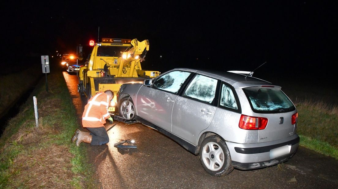 Auto aangetroffen in ondiepe sloot 's-Heerenhoek