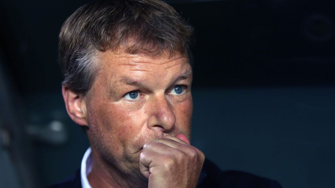 Erwin Koeman moet zijn plek op de bank afstaan