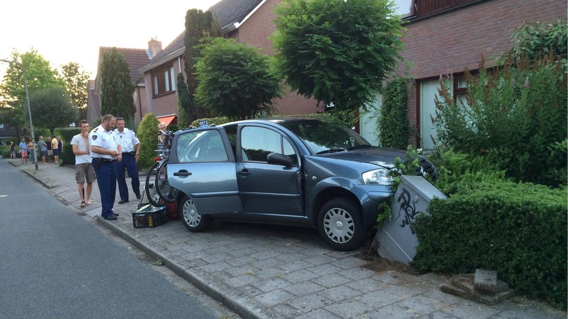 Automobilist in Schalkhaar wordt onwel en rijdt tuin in
