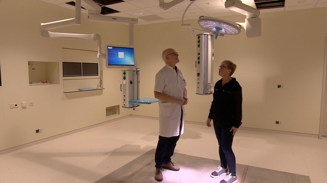 Personeel in nieuwe operatiekamer die bijna af is