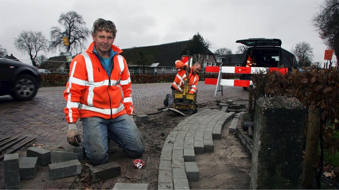 Klaas Dunnink op z'n knieën in het zand