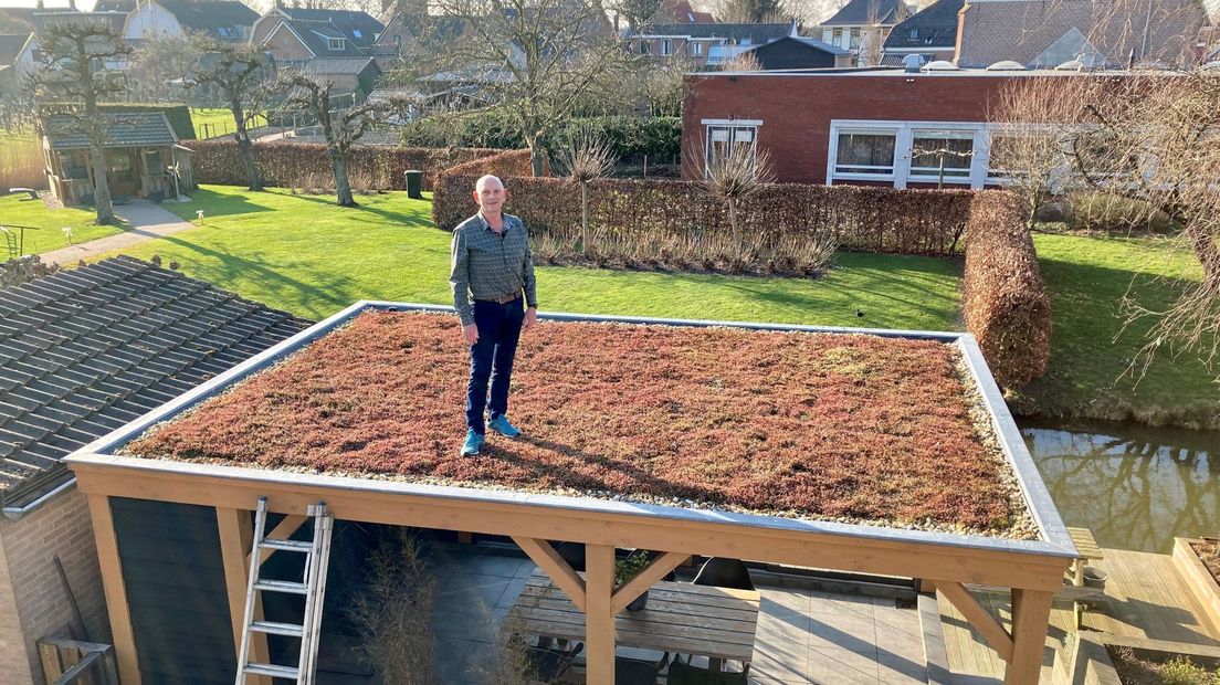 Anton den Braven op zijn groene dak in Schoonrewoerd.