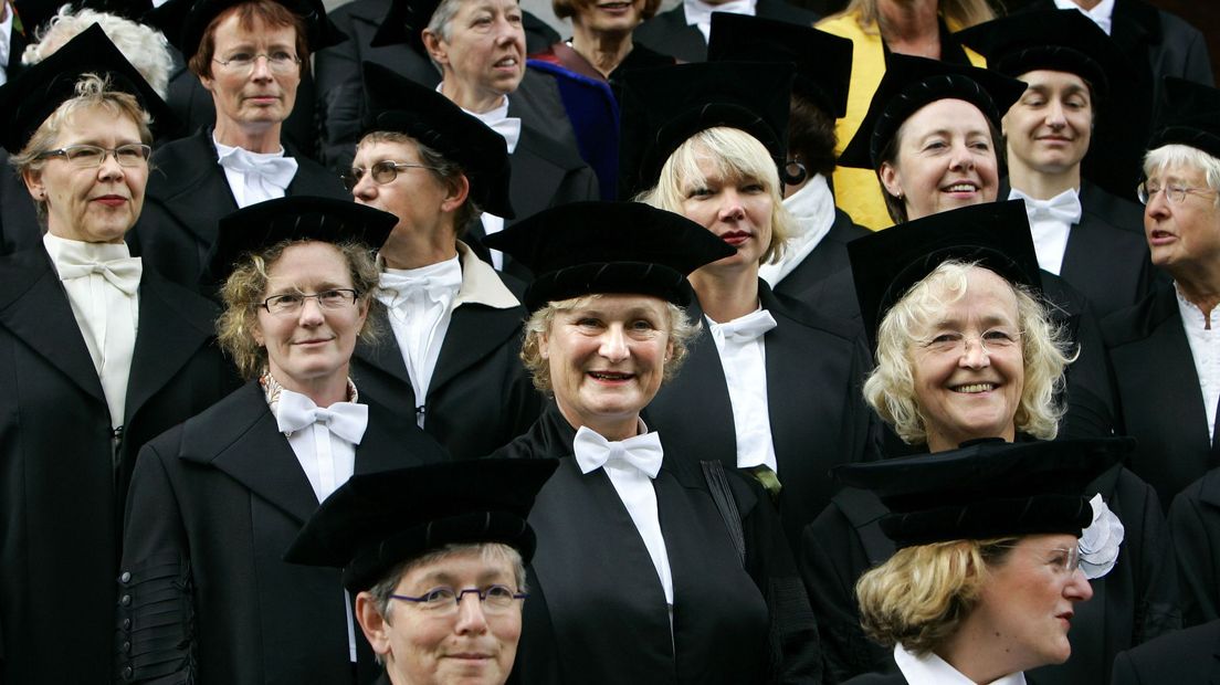 Vrouwelijke hoogleraren poseren als stil protest op de trappen van de RUG in 2006. Ze vonden destijds dat er te weinig vrouwen als hoogleraar op universiteit werkzaam zijn