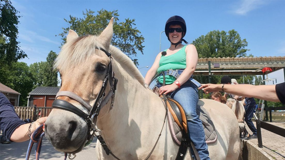 Bewoonster Wilma is gek op haar paardrijlessen 