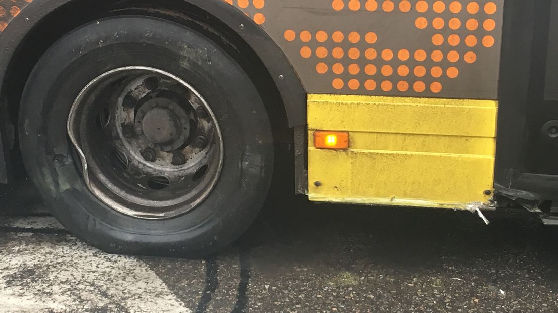 Op de Sartreweg in Utrecht botste een stadsbus ergens tegenaan.