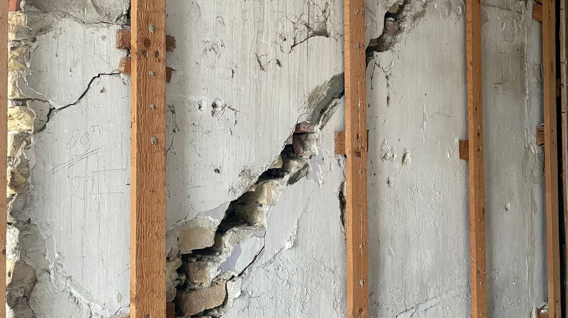 Scheuren in een muur ontstaan door aardbevingen