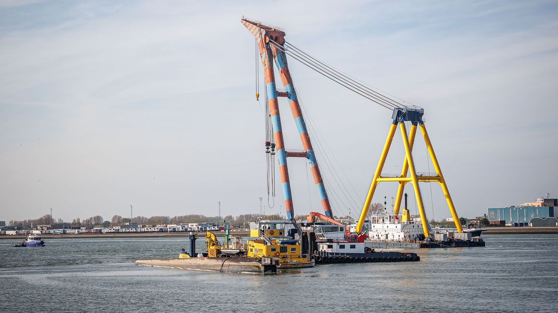 Salvage of overturned inland vessel has started, Urk skipper points to stern wave of sea-going vessels