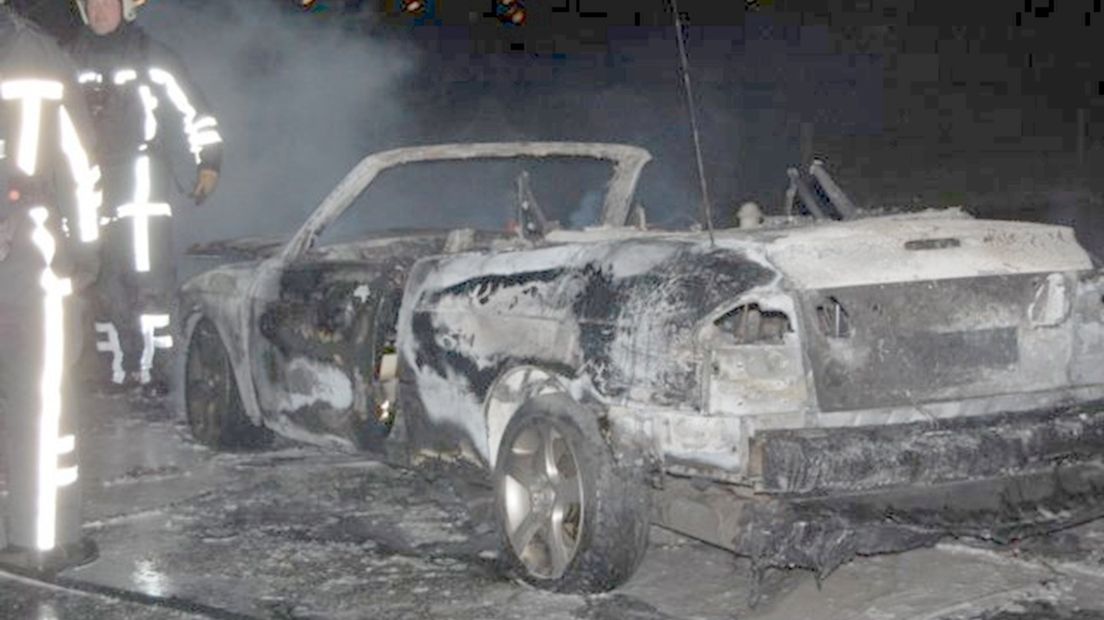 Auto in Hengelo uitgebrand