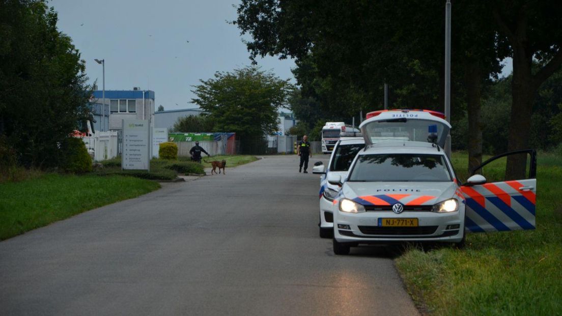 Agenten nemen poolshoogte in het pand aan de Meihuizenweg in Wildervank