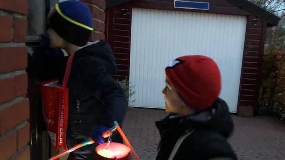 Met de muts op Sint-Maarten lopen