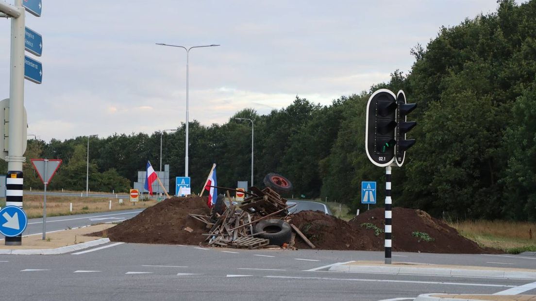 De politie heeft een rijbaan afgesloten zodat het verkeer niet door de berm kan en moet omrijden