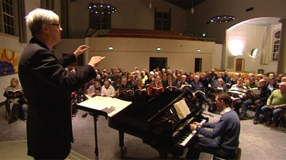Zo'n 60 'meezingers' deden woensdagavond in Oosterbeek mee bij de repetitie voor de Matthäus Passion van het koor Toonkunst Arnhem. Het koor had iedereen die zin had uitgenodigd om een keer mee te zingen met het bekende muziekstuk van Bach.