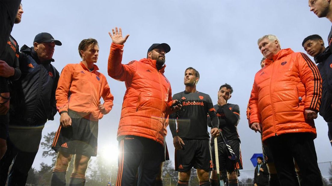 Bondscoach Max Caldas houdt een teambespreking bij Oranje.