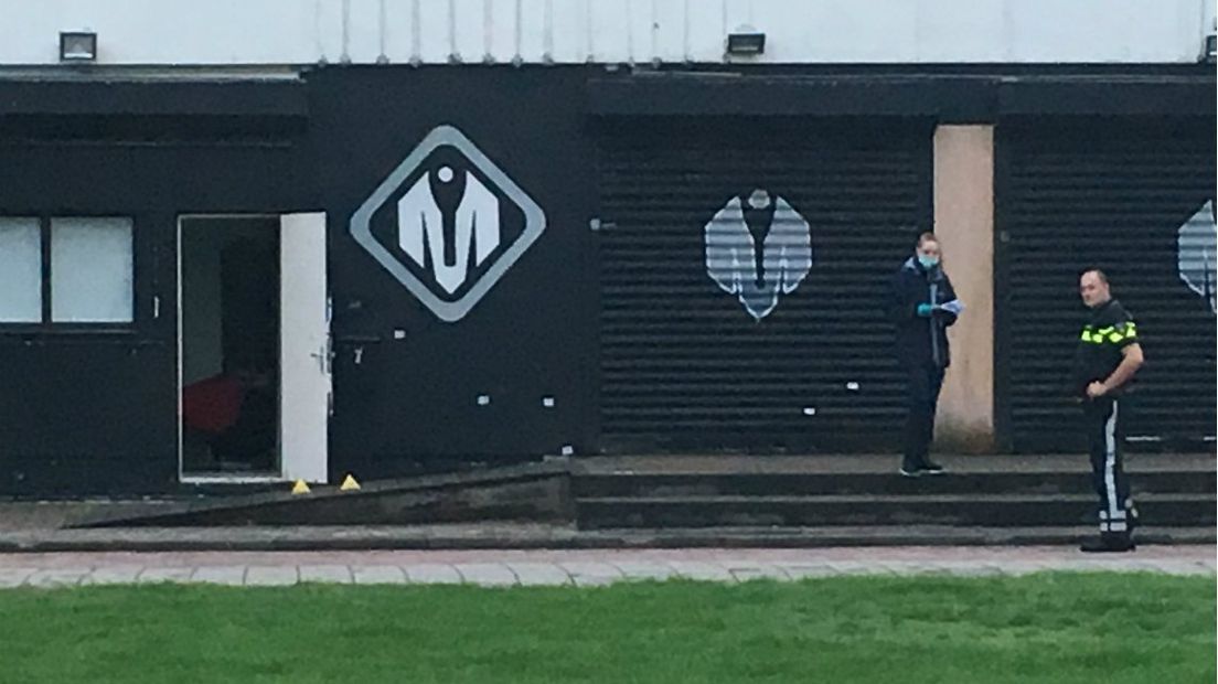 De politie bij Club Magnum. 