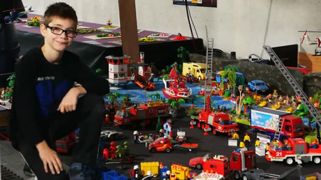 Jayden bij een klein deel van zijn Playmobilverzameling.