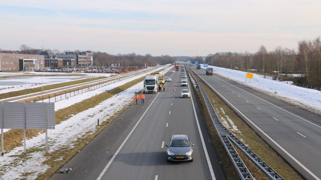 Vrachtwagens schampen elkaar op A1