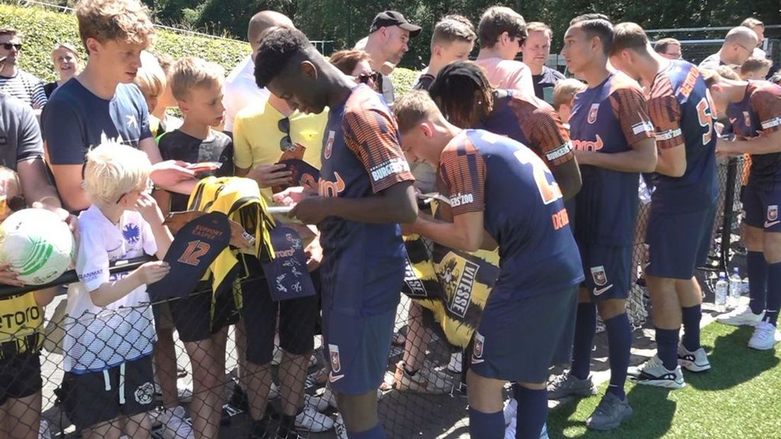Jonge fans verdringen zich voor een handtekening van een van hun helden.