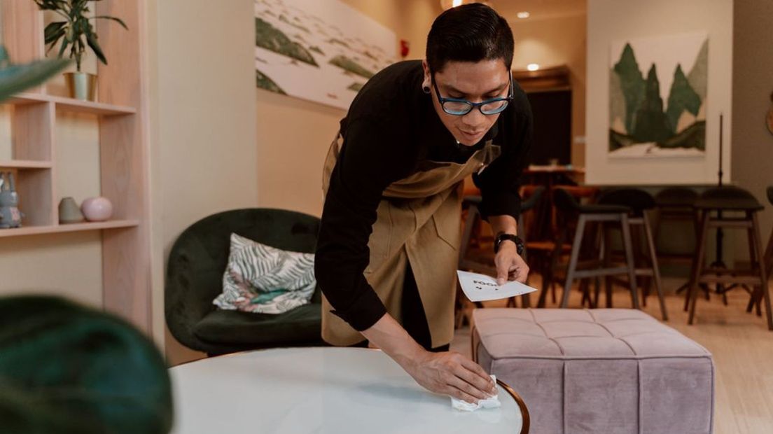 Veel vluchtelingen hebben werk gevonden in de schoonmaak of horeca.
