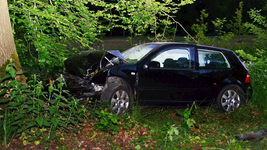 Auto tegen boom in Laag Zuthem