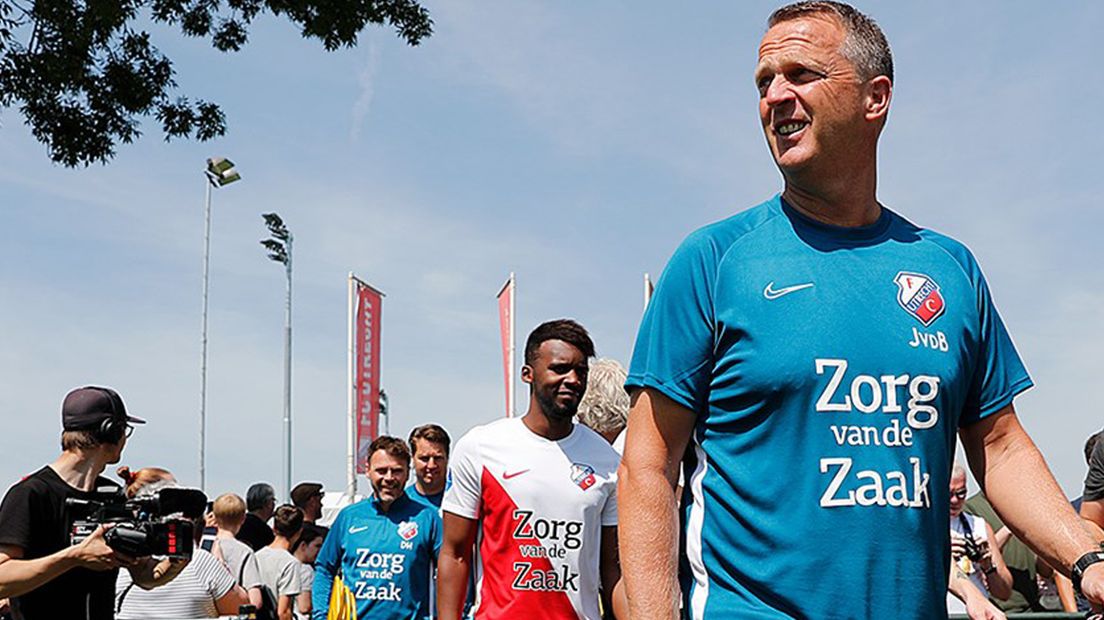 John van den Brom stapt voor de eerste keer het trainingsveld op