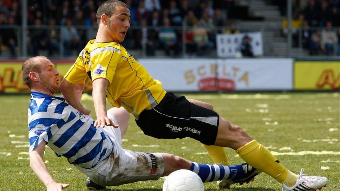 Een kenmerkende actie van Rene Bot in 2008 in dienst van De Graafschap.