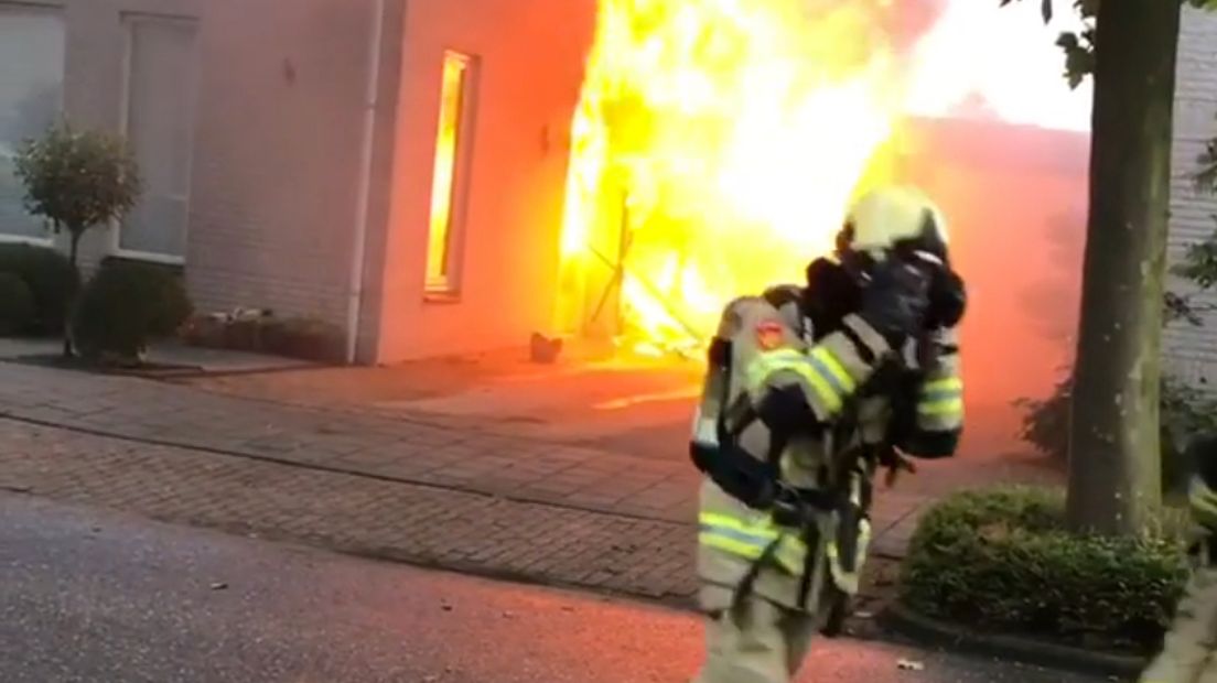 De brand begon in de garage naast een huis