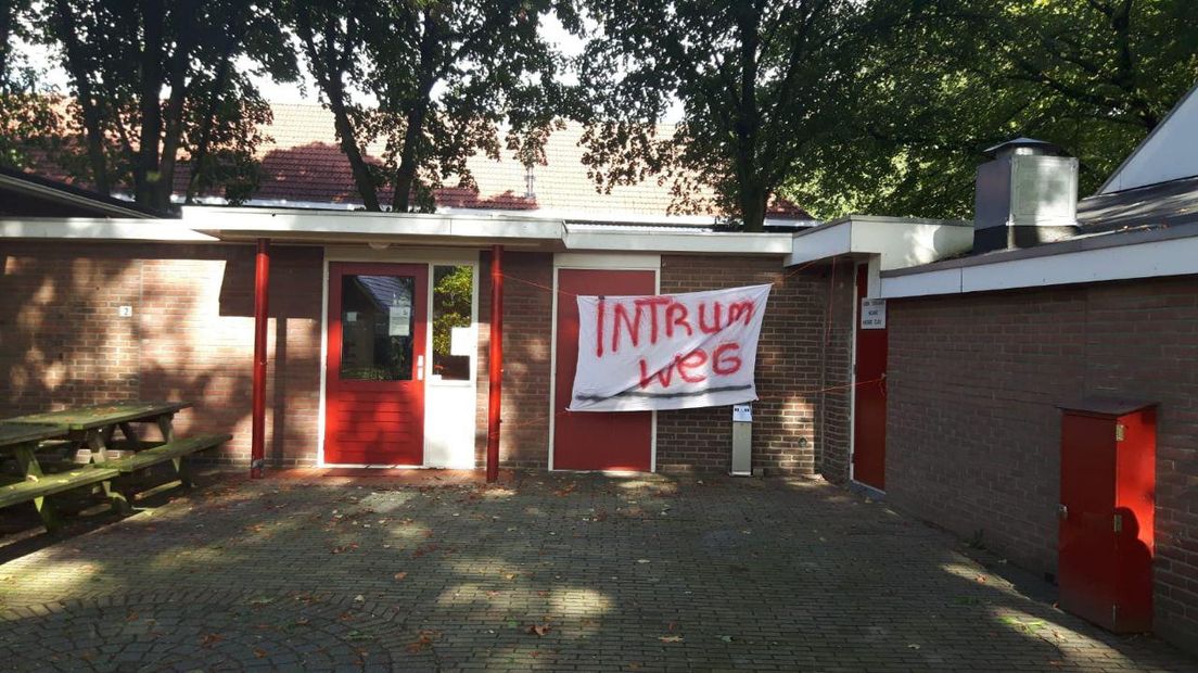 Het buurthuis is nog altijd bezet (Rechten: RTV Drenthe)