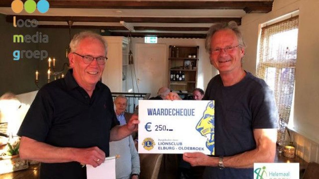 Lions Cheque uitreiking door Frits Jautze aan Jaap de Boer van Stichting HelemaalGroen