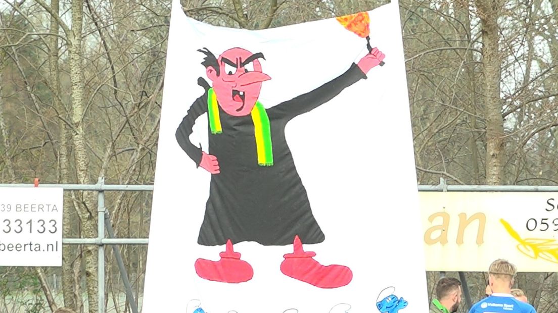 Smurfenjager Gargamel, afgebeeld op een spandoek van SC Scheemda