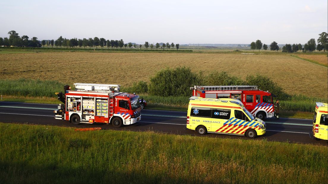 Ernstig ongeval op N50 bij Kampen, weg dicht