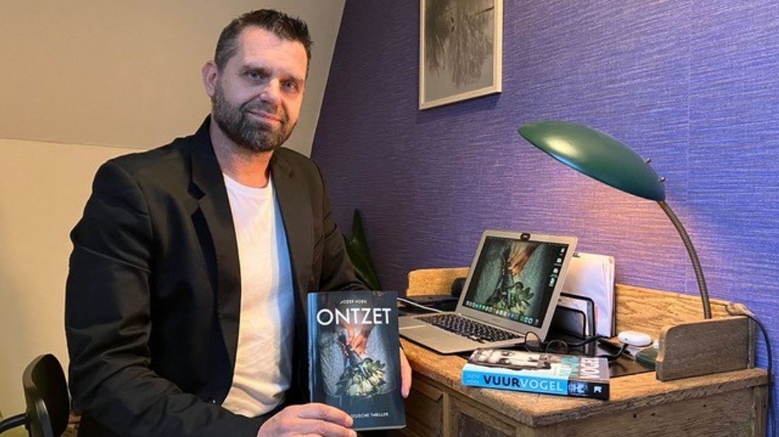 Auteur Jozef Hoek met 'Ontzet', een psychologische thriller waarvoor Windesheim dient als mystiek deccor.