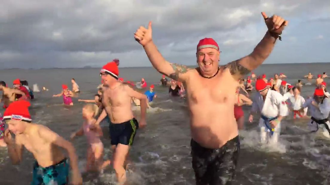 Een eerdere nieuwjaarsduik in Delfzijl
