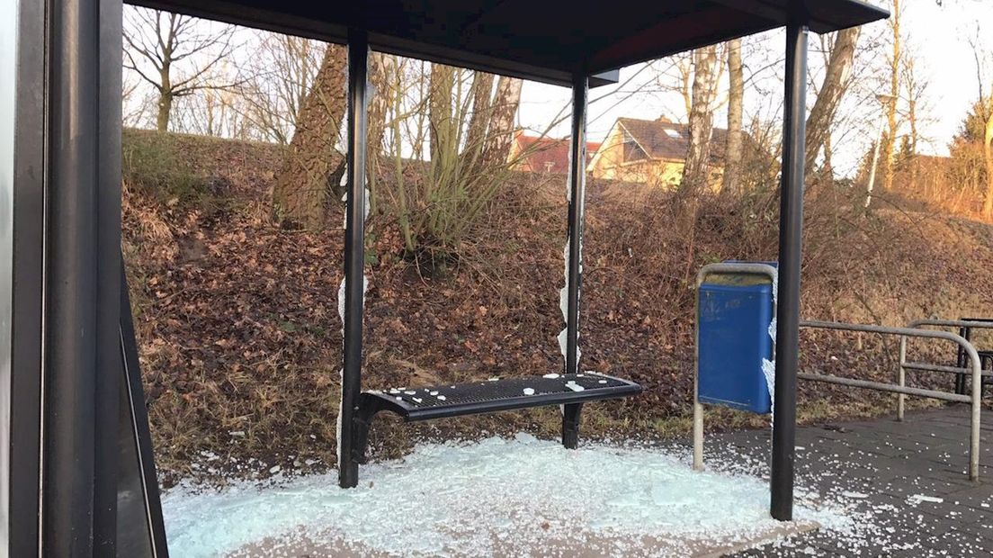 Jongens vernielen bushokje in Oldenzaal