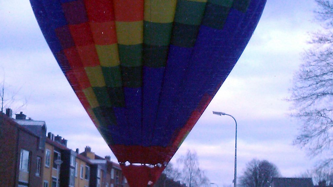 Foto luchtballon in woonwijk