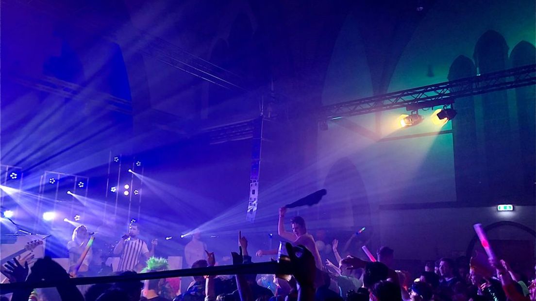 Feest in kerk Loil