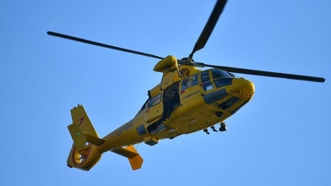 Een helikopter van de kustwacht tijdens een zoekactie in Scheveningen.