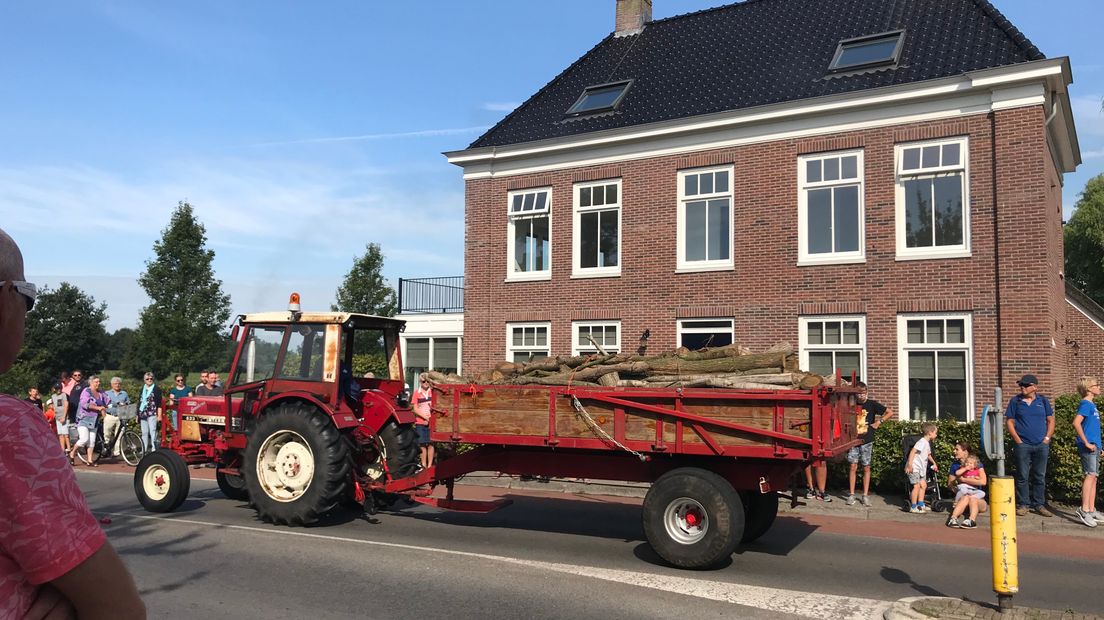 Door de straten van Ruinerwold rijden veel oldtimers vandaag (Rechten: RTV Drenthe/Jeroen Kelderman)