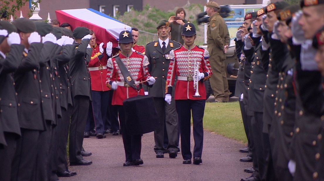 'Redder van Colijnsplaat' met veel ceremonie herbegraven (video)
