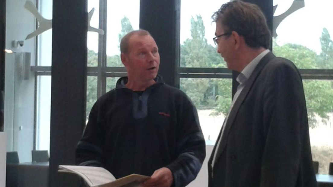 750 mensen hebben hun handtekening gezet tegen een spits-afsluiting van de Hummeloseweg tussen Keppel en Hummelo. De petitie is vanmiddag overhandigd aan wethouder Seesink van de gemeente Bronckhorst.