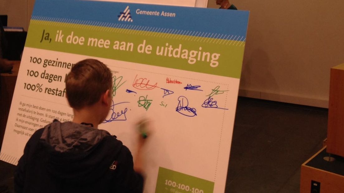 Jong en oud tekenen vanavond voor de afvalproef in Assen 100 dagen afvalvrij (Rechten: Martin de Bruin / gemeente Assen)
