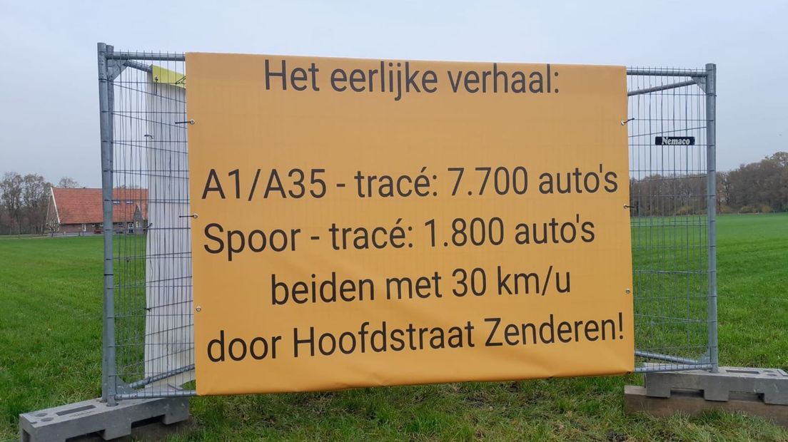 Spandoeken langs de weg moeten mensen in Zenderen er op wijzen dat het ook na de aanleg van de rondweg druk blijft in hun dorp.