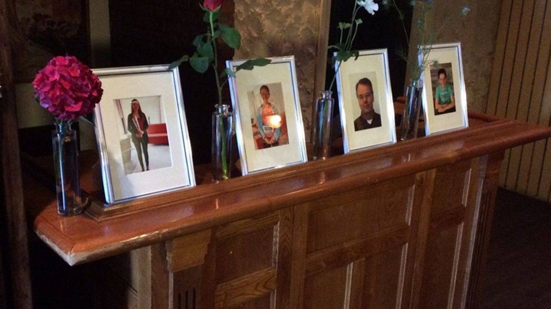 Foto's ter nagedachtenis aan het omgekomen gezin (Rechten: archief RTV Drenthe)