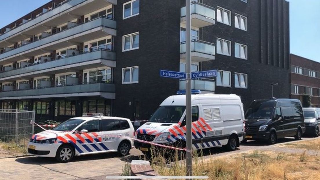 De man die op maandagavond 30 juli zwaargewond raakte bij een explosie in een appartement aan de Daphnestraat in Arnhem, is aangehouden. Dat meldt de politie. Twee andere mannen, de 33-jarige bewoner en een 31-jarige Belg, overleden door de ontploffing.
