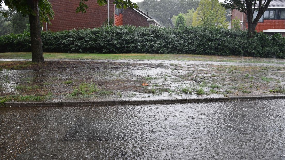 Enkele straten in Nijverdal konden de stevige regenbui niet aan